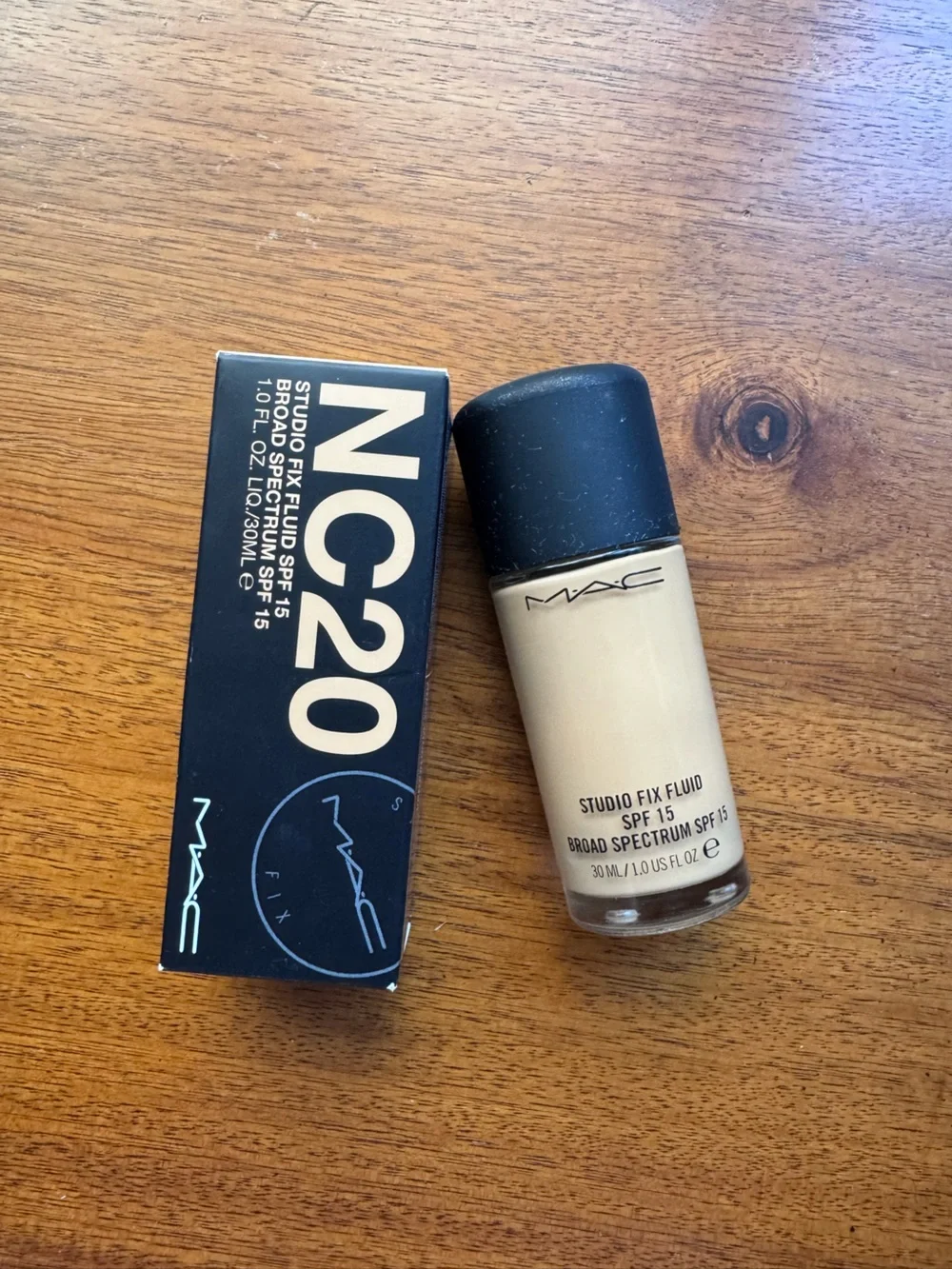 MAC Cosmetics Studio Fix Fluid Foundation NC20 - Beige